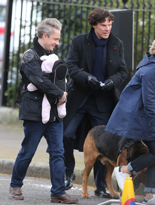 《神探夏洛克4》片場直擊：華生卷福抱孩子亮相（組圖）