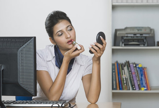 研究顯示:愛打扮的女人掙得更多