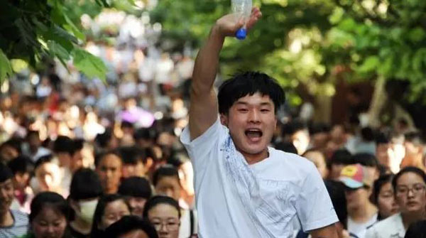 看看外媒報道中國高考的用詞，目測已被嚇壞