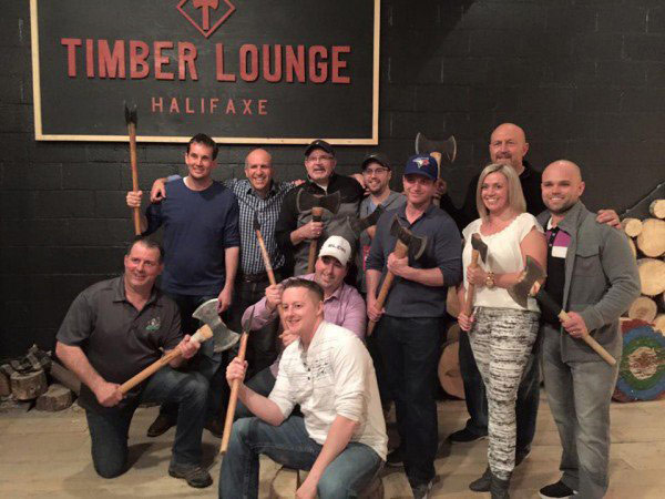 現(xiàn)實(shí)版“斧頭幫”:加拿大飛斧酒吧受熱捧