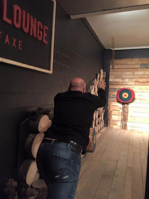 現(xiàn)實(shí)版“斧頭幫”:加拿大飛斧酒吧受熱捧