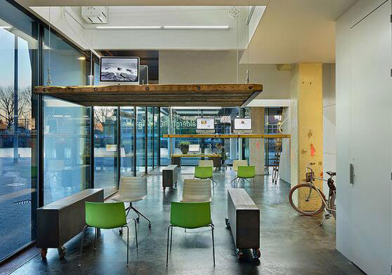 荷蘭發(fā)明防加班辦公桌 一到下班點(diǎn)就升空