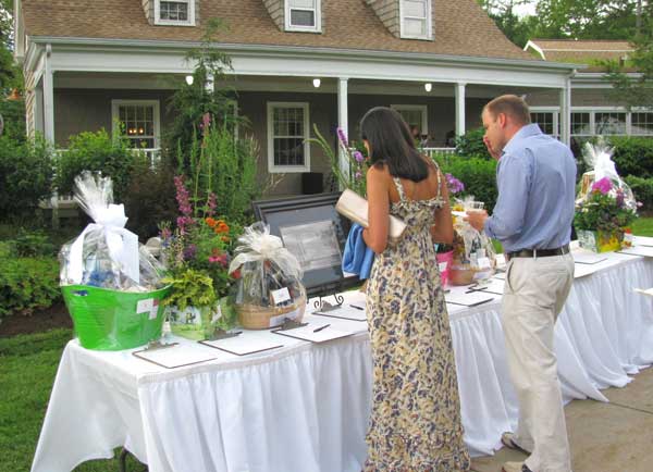 “吃霸王餐”英語(yǔ)咋說？