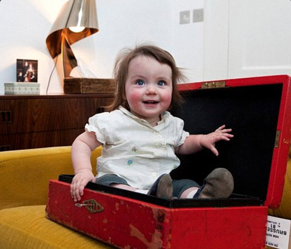 卡梅倫一家揮別唐寧街 可愛小女兒成焦點(diǎn)(組圖)