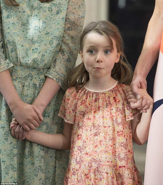 卡梅倫一家揮別唐寧街 可愛小女兒成焦點(diǎn)(組圖)