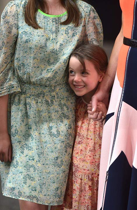 卡梅倫一家揮別唐寧街 可愛小女兒成焦點(diǎn)(組圖)