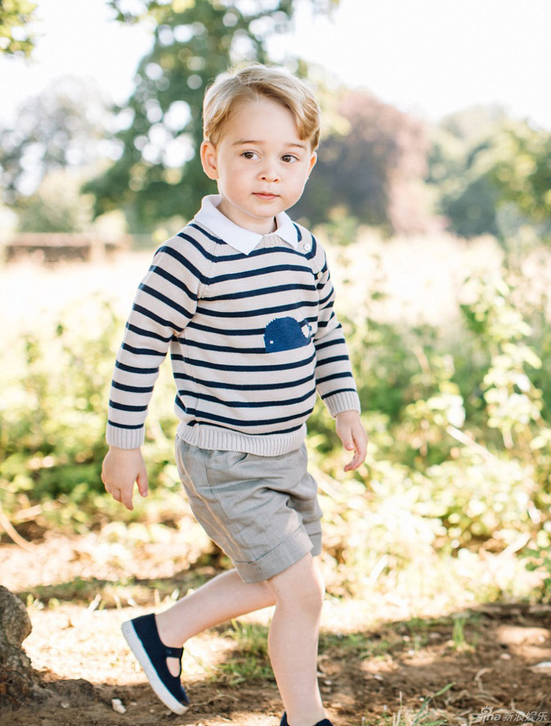 組圖：?jiǎn)讨涡⊥踝尤龤q啦！光腳丫蕩秋千笑容暖萌