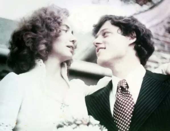 克林頓為妻站臺，自曝與希拉里的戀愛史