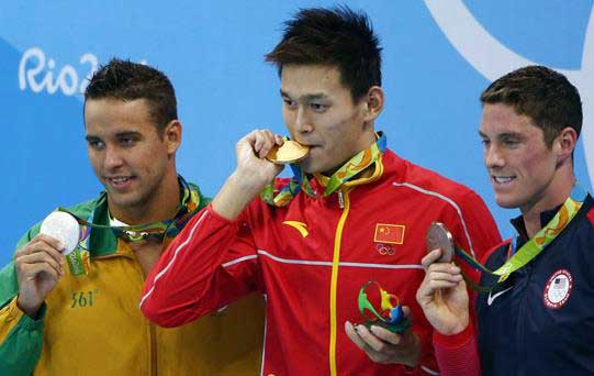 為何奧運選手愛咬金牌？