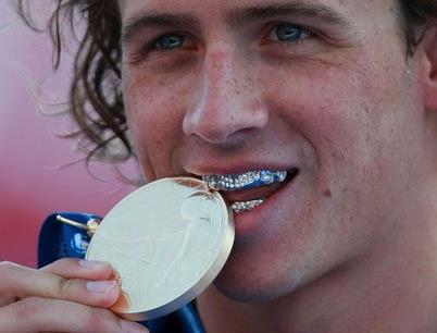 為何奧運選手愛咬金牌？