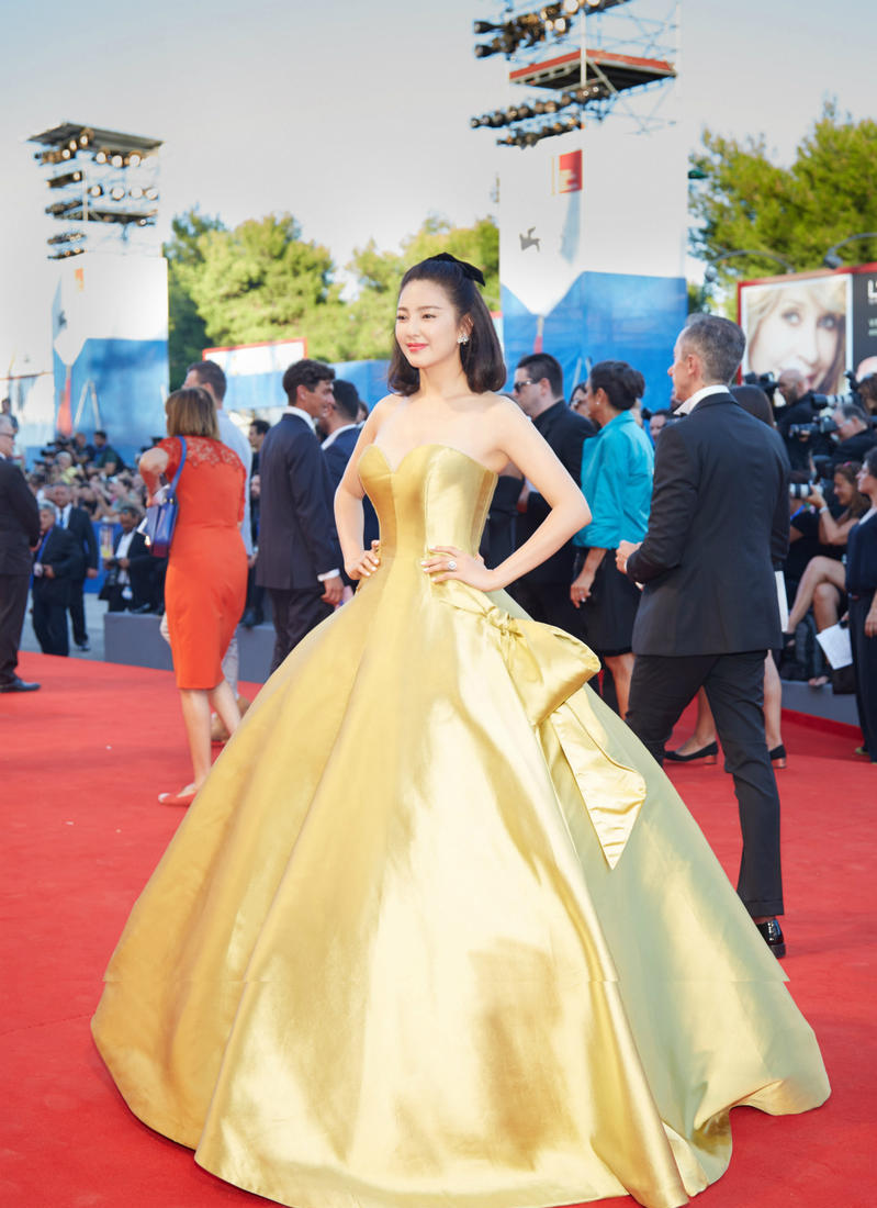 <a href=&apos;http://search.xinmin.cn/?q=威尼斯電影節(jié)&apos; target=&apos;_blank&apos; class=&apos;keywordsSearch&apos;>威尼斯電影節(jié)</a>開幕 趙薇<a href=&apos;http://search.xinmin.cn/?q=性感&apos; target=&apos;_blank&apos; class=&apos;keywordsSearch&apos;>性感</a>優(yōu)雅<a href=&apos;http://search.xinmin.cn/?q=張雨綺&apos; target=&apos;_blank&apos; class=&apos;keywordsSearch&apos;>張雨綺</a>秀美胸