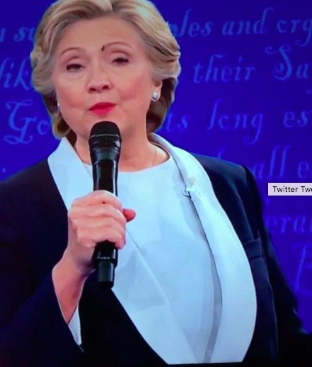 網(wǎng)友炸了：蒼蠅落在臉上也無感，希拉里是機(jī)器人？