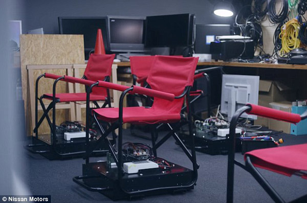 再也不用站到腳酸！日本智能椅子自動(dòng)幫你排隊(duì)