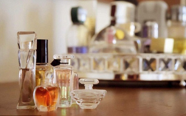 專家告訴你:香水應(yīng)該噴在肚臍眼上