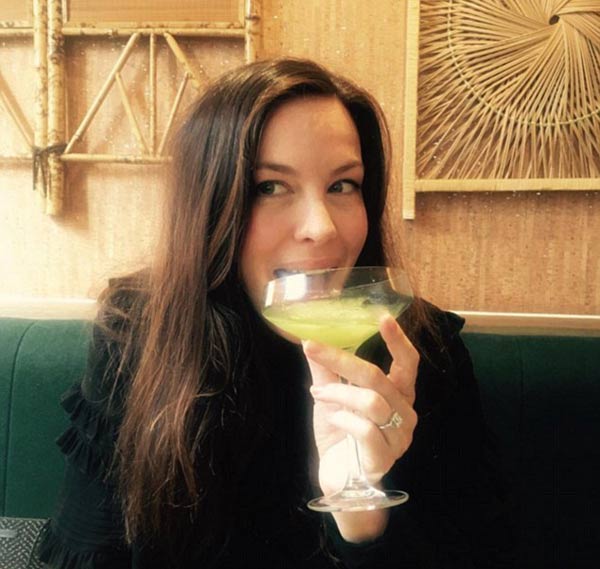 專家告訴你:香水應(yīng)該噴在肚臍眼上