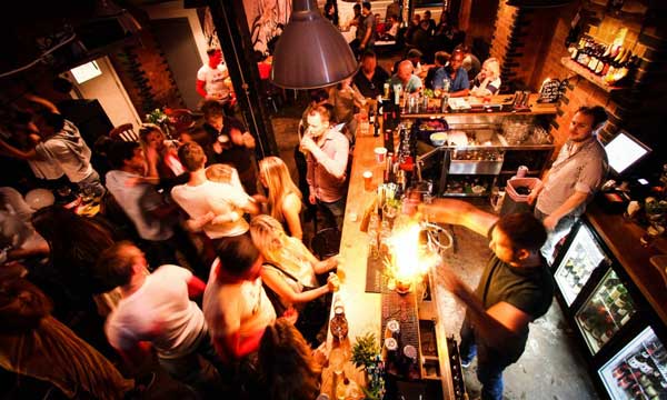 在酒吧，如何和老外侃大山？