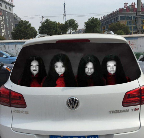 汽車后窗驚現(xiàn)“女鬼” 專治濫用遠(yuǎn)光燈(組圖)