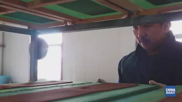 小康之路：他們曾經(jīng)是伐木人，如今卻成了護(hù)林員和藏香廠老板丨解碼中國