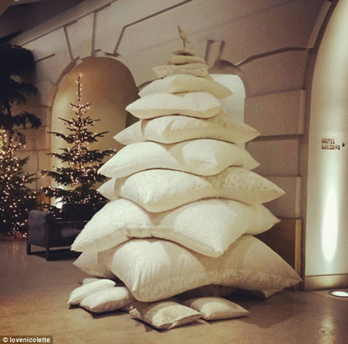 還在擺放傳統(tǒng)的圣誕樹？快來試試圣誕“枕”、圣誕“書”和圣誕“花”！