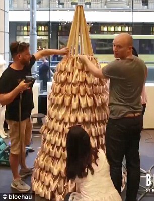 還在擺放傳統(tǒng)的圣誕樹？快來試試圣誕“枕”、圣誕“書”和圣誕“花”！