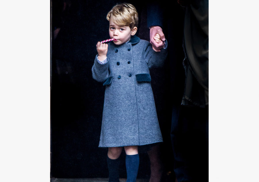 喬治和夏洛特首次參加圣誕節(jié)教堂活動(dòng) 吃棒棒糖的喬治萌翻鏡頭（組圖）