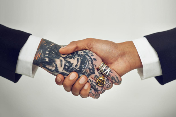 2017年的職場(chǎng)時(shí)尚法則 牛仔褲、運(yùn)動(dòng)鞋、文身