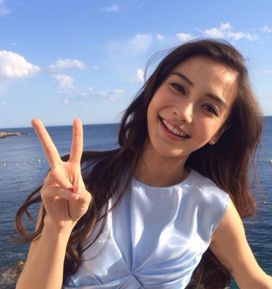 安全專家:拍照比“剪刀手”可能泄露指紋信息