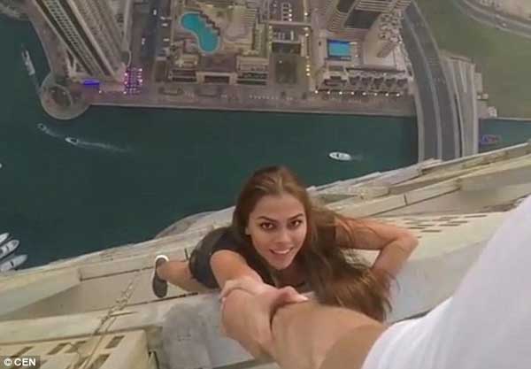 驚心動(dòng)魄！俄羅斯女模摩天大樓拍“亡命照”