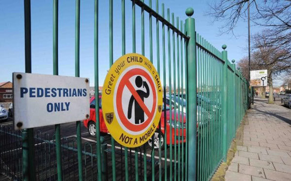 英小學(xué)禁止家長在校門口使用手機(jī)：請用微笑迎接你的孩子