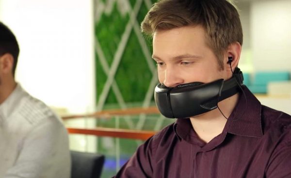 再也不怕被偷聽！消音口罩讓你放心私聊