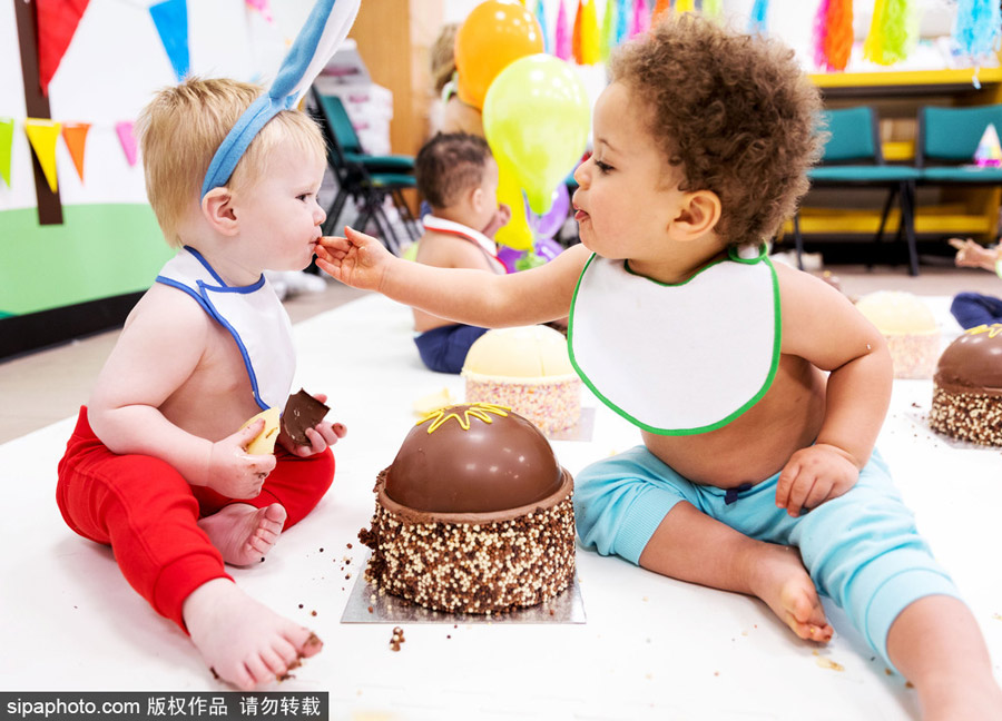 英國(guó)一超市舉行“砸蛋糕派對(duì)” 熊孩子們放飛自我開(kāi)砸慶生（組圖）