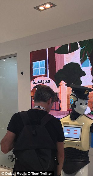 迪拜機(jī)器人警察上崗 會六種語言