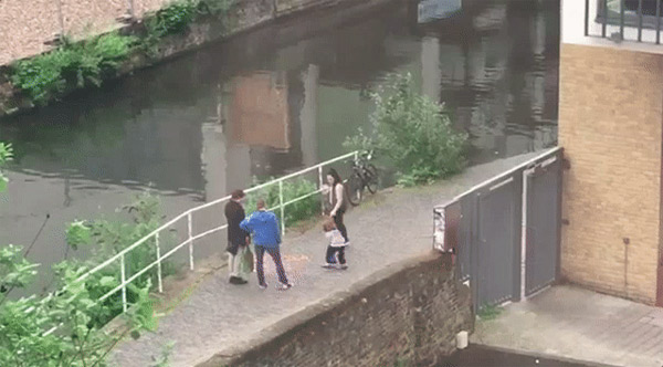 英國(guó)男子路邊放1.5萬(wàn)枚硬幣 網(wǎng)上直播路人反應(yīng)