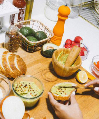 澳富豪建議年輕人別吃牛油果，省錢買房