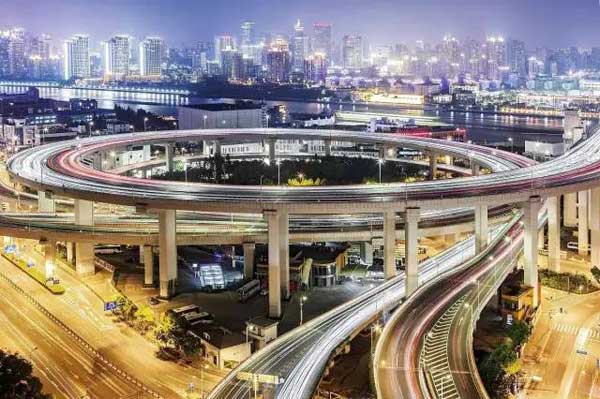 “小心地滑倒”？雷人翻譯終于有人管了，國(guó)家給出公共場(chǎng)所英譯標(biāo)準(zhǔn)答案！