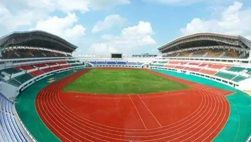 “小心地滑倒”？雷人翻譯終于有人管了，國(guó)家給出公共場(chǎng)所英譯標(biāo)準(zhǔn)答案！