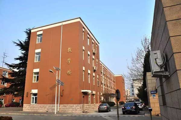 “小心地滑倒”？雷人翻譯終于有人管了，國(guó)家給出公共場(chǎng)所英譯標(biāo)準(zhǔn)答案！