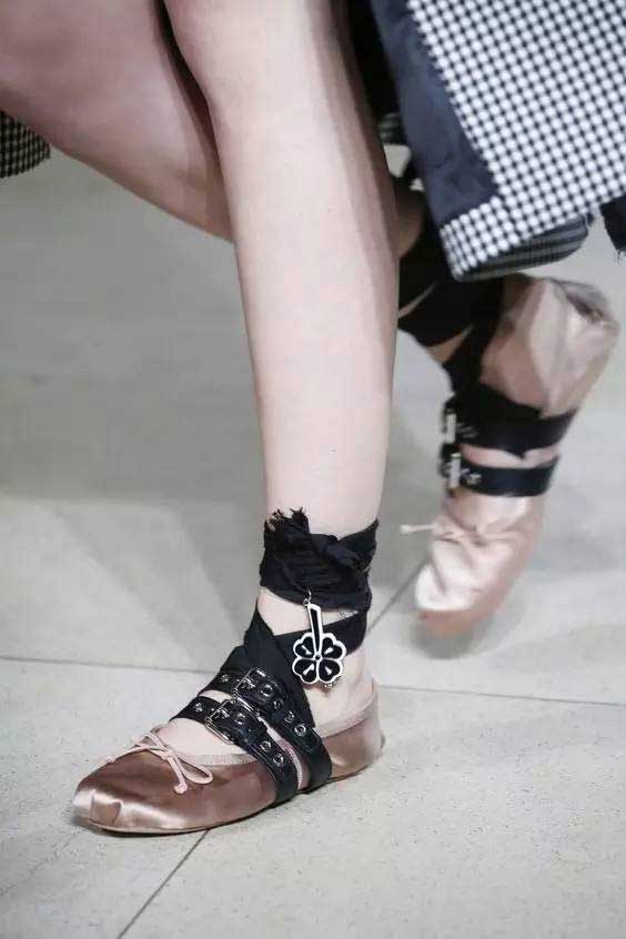 綁帶鞋為何能掀起夏日狂潮？