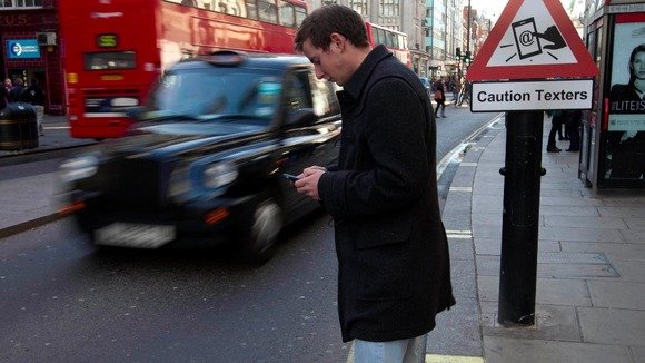 低頭族必看:走路開車玩手機 他們?yōu)榇烁冻龈鞣N代價(視頻)