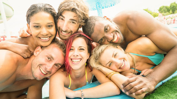 這8種跡象表明，你喜歡的他只把你當(dāng)朋友