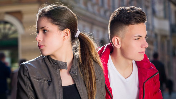 這8種跡象表明，你喜歡的他只把你當(dāng)朋友