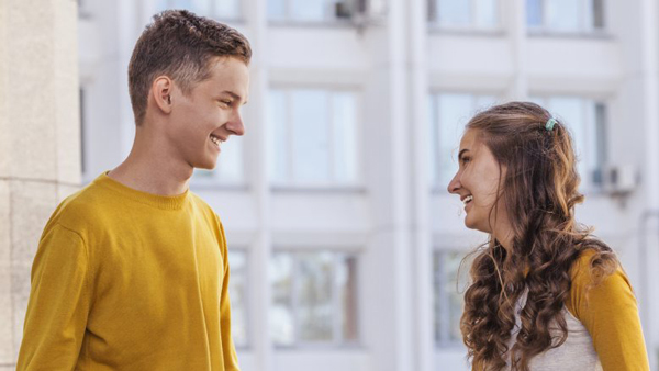 這8種跡象表明，你喜歡的他只把你當(dāng)朋友