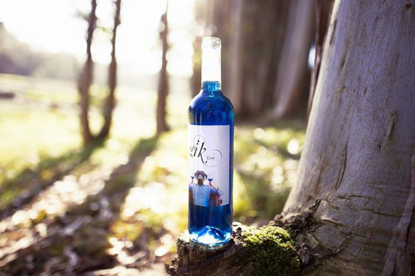 還記得藍(lán)色葡萄酒嗎？現(xiàn)在廠家把彩虹顏色都集齊了（組圖）