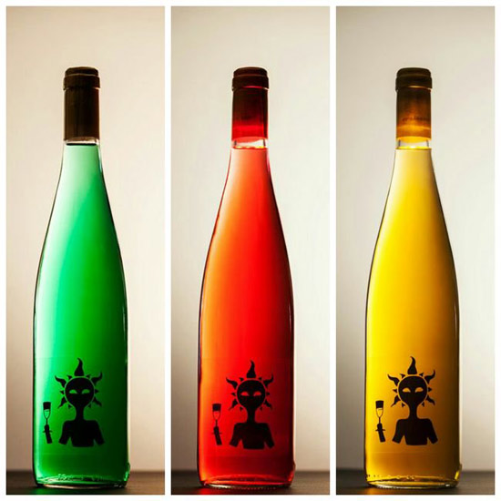 還記得藍(lán)色葡萄酒嗎？現(xiàn)在廠家把彩虹顏色都集齊了（組圖）