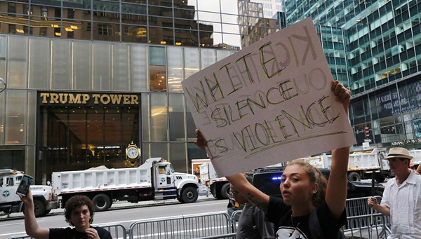 白人種族暴力撕裂美國！特朗普不當(dāng)表態(tài)遭各界質(zhì)疑