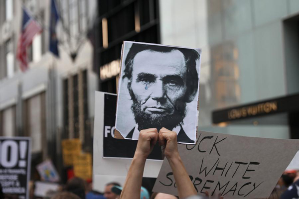 白人種族暴力撕裂美國！特朗普不當(dāng)表態(tài)遭各界質(zhì)疑