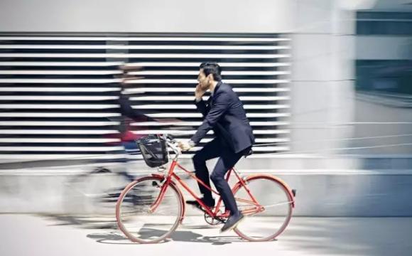 老外在中國：低頭一秒，家毀人亡！