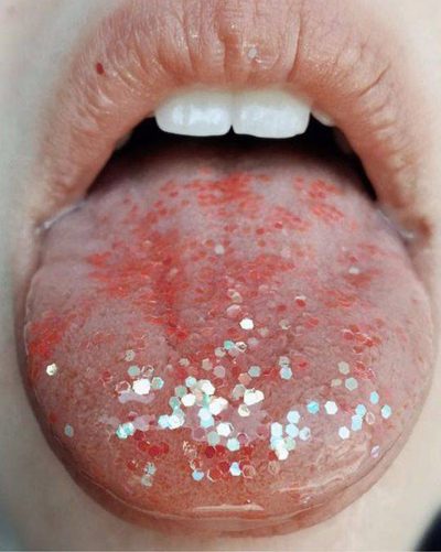 慎點(diǎn)！“閃光舌頭”走紅Ins