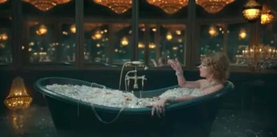 霉霉新歌MV懟遍新仇舊恨，“鉆石洗澡水”價值不菲