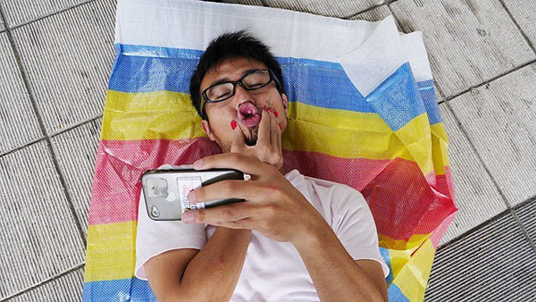 “假裝有女友”其實(shí)是“一個(gè)人的約會(huì)”